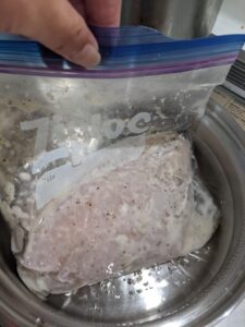 サラダチキン　熱湯につける